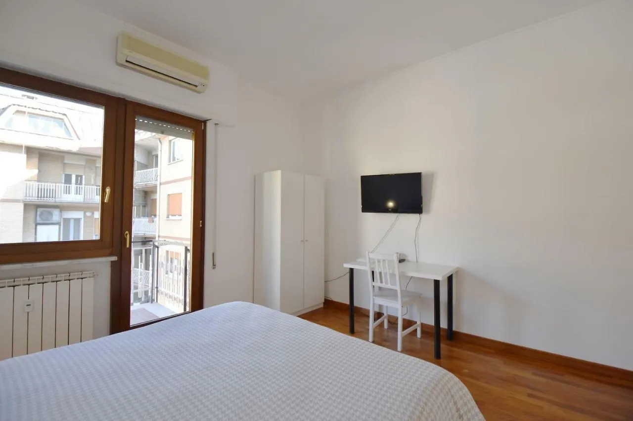 Nice And Warm Rooms Rome Guest house