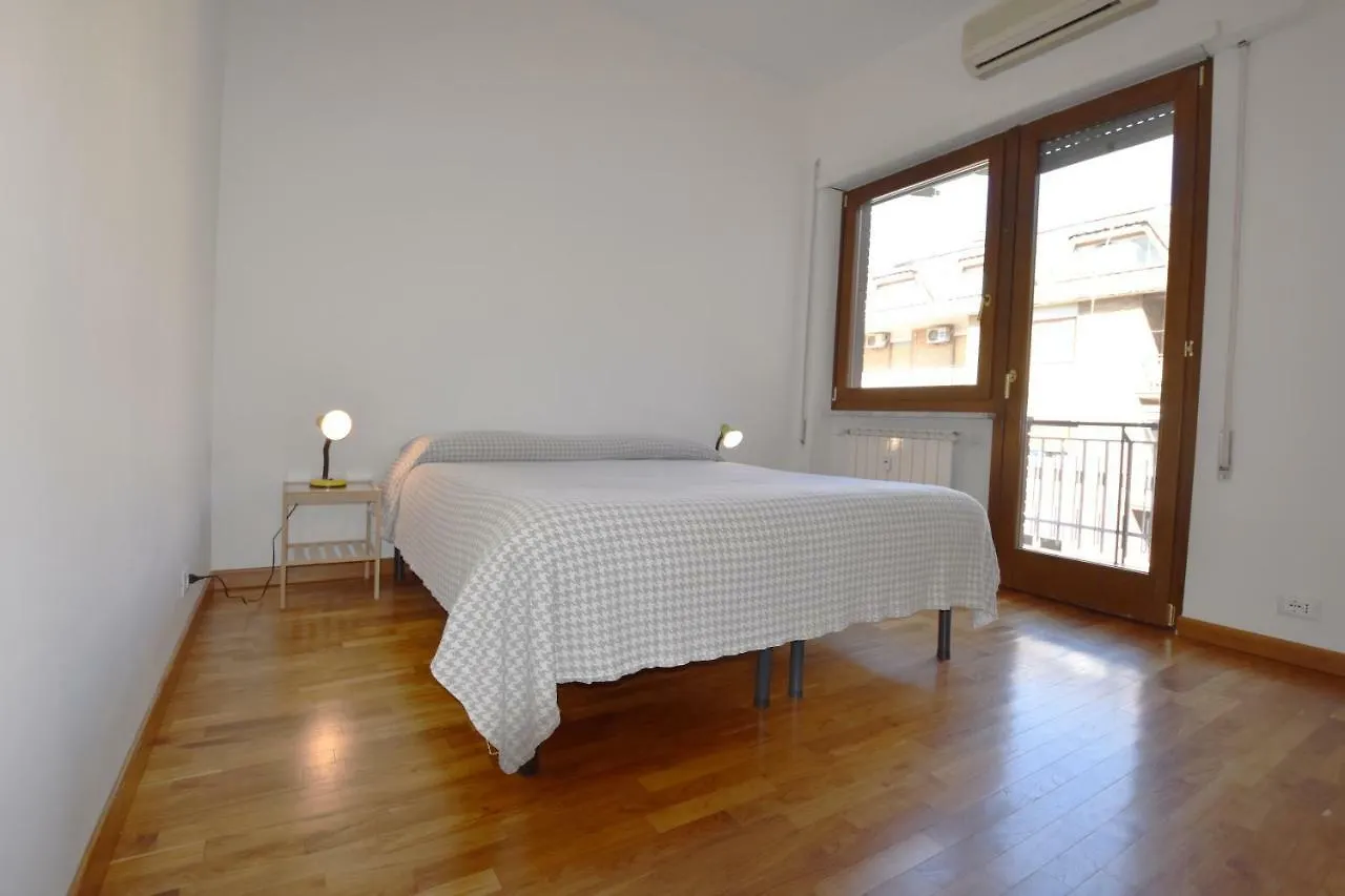 Nice And Warm Rooms Rome Guest house